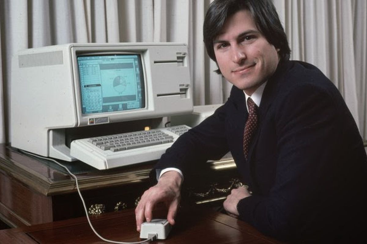 Vào tháng 1 năm 1983, Apple phát hành Lisa - chiếc máy tính đầu tiên có giao diện đồ họa người dùng